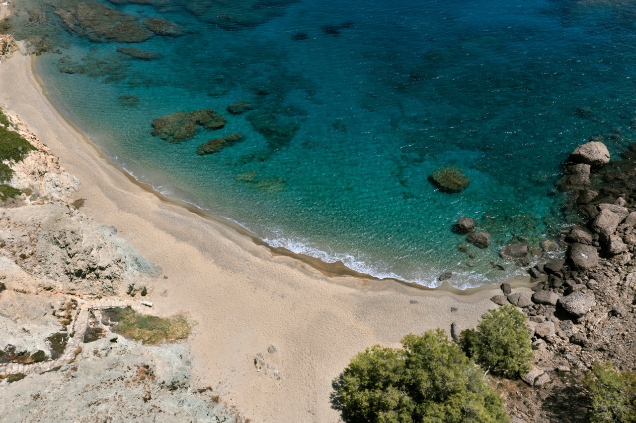 03-mykonos-lolita-is-a-relaxing-seaside-haven-near-agios-sostis Large
