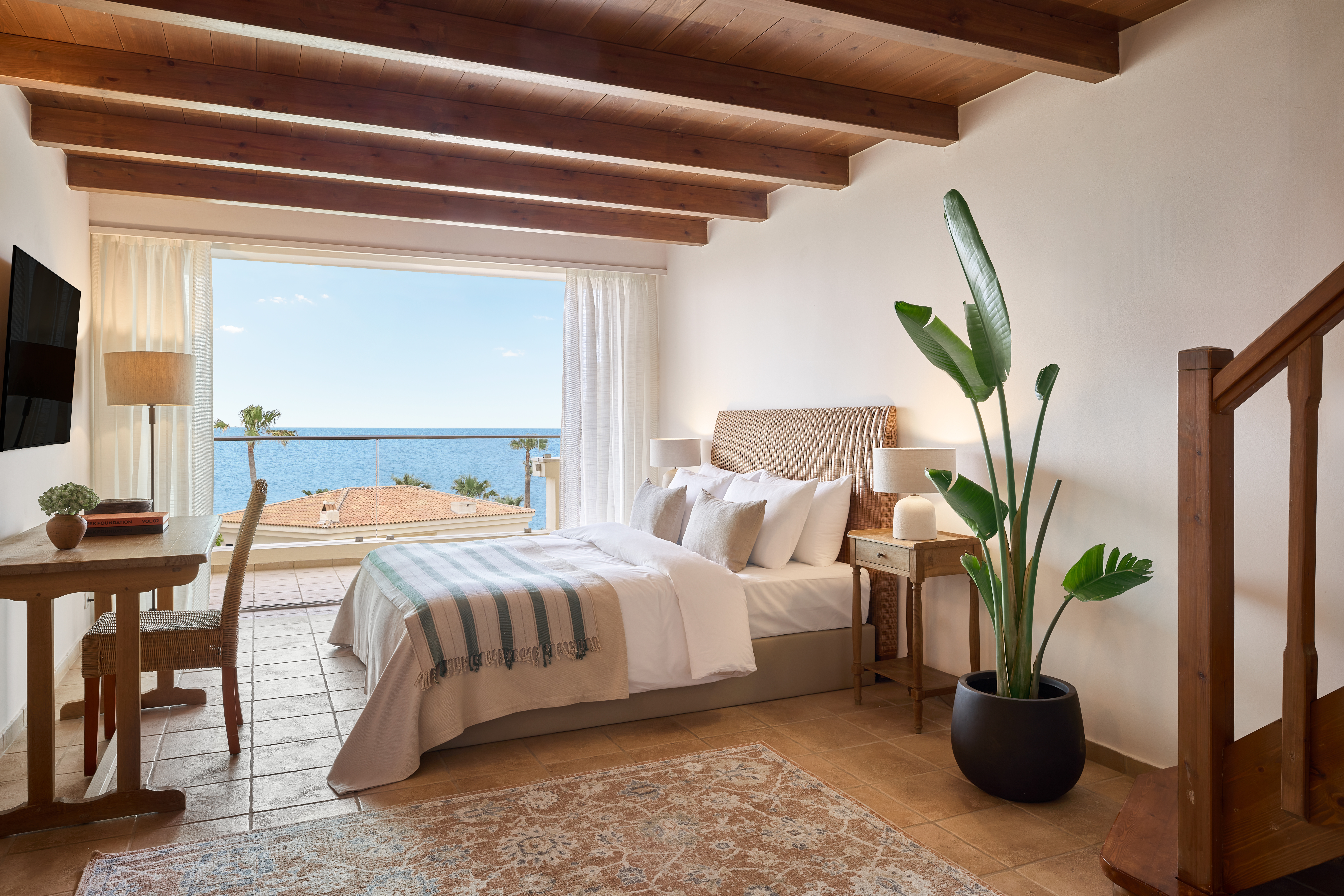 04-elegant-design-suites-with-comfortable-amenities