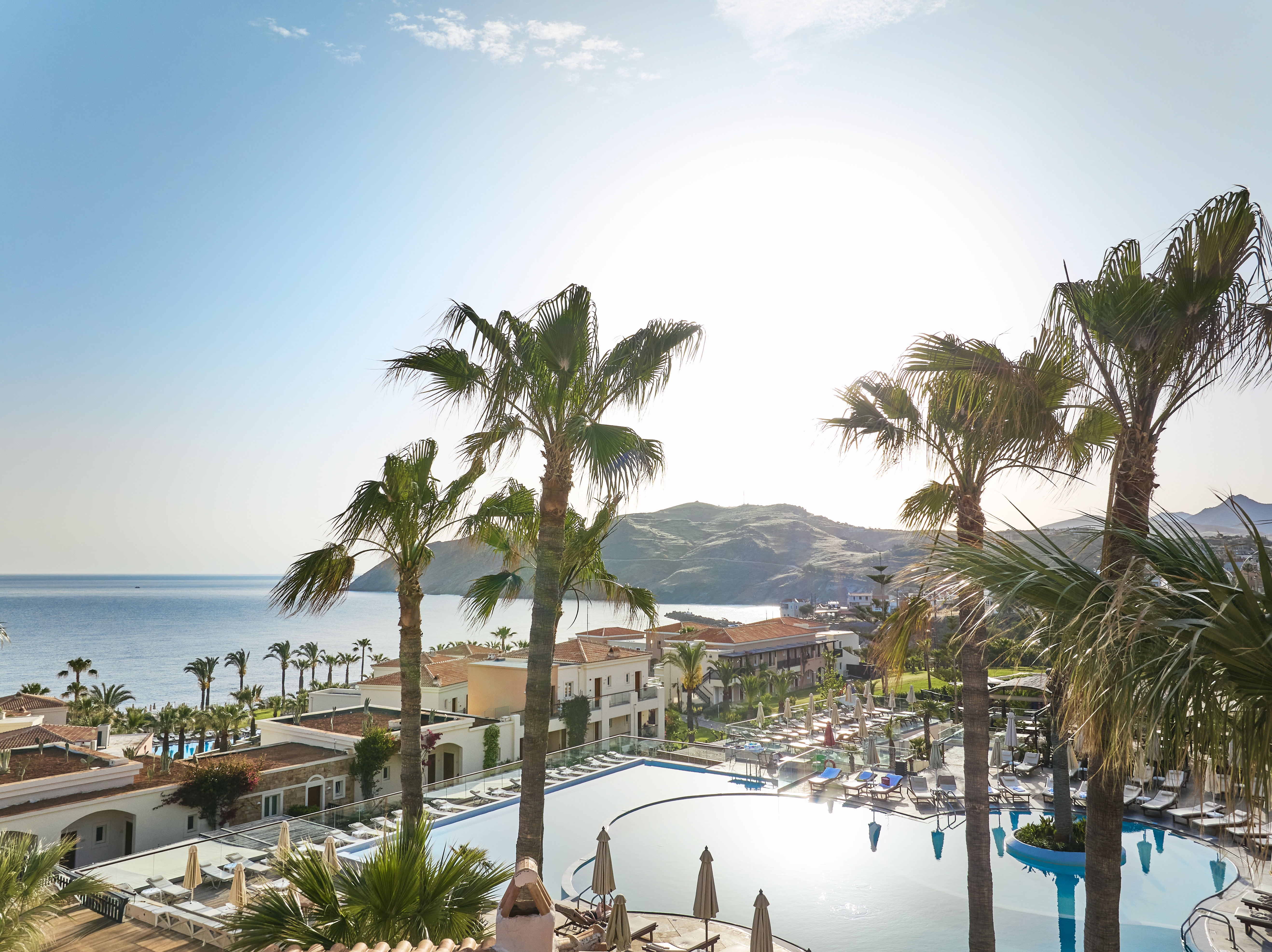 05-relax-by-the-pool-with-an-outdoor-whirlpool
