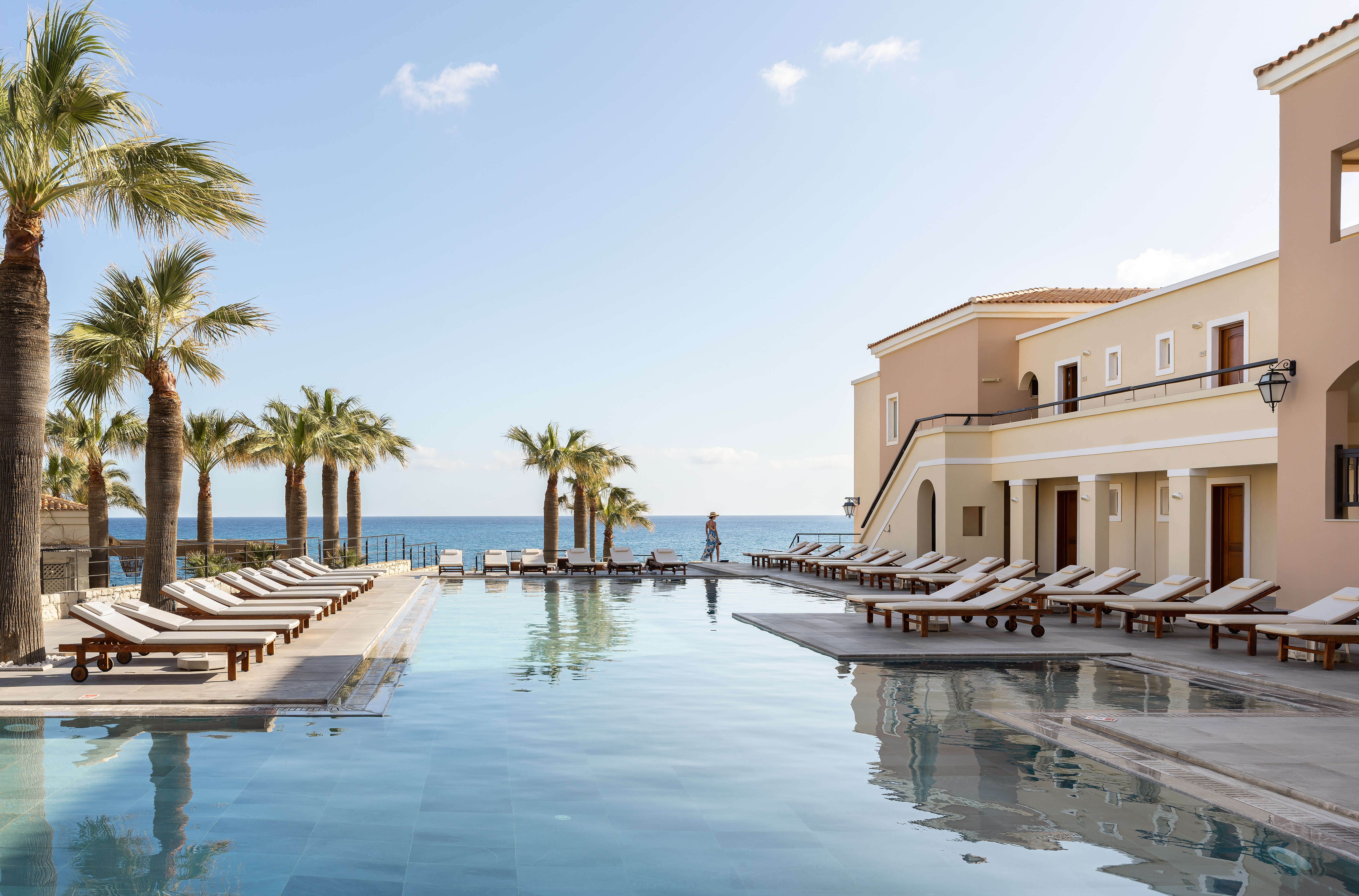 06-an-exotic-seawater-swimming-pool-by-the-beach