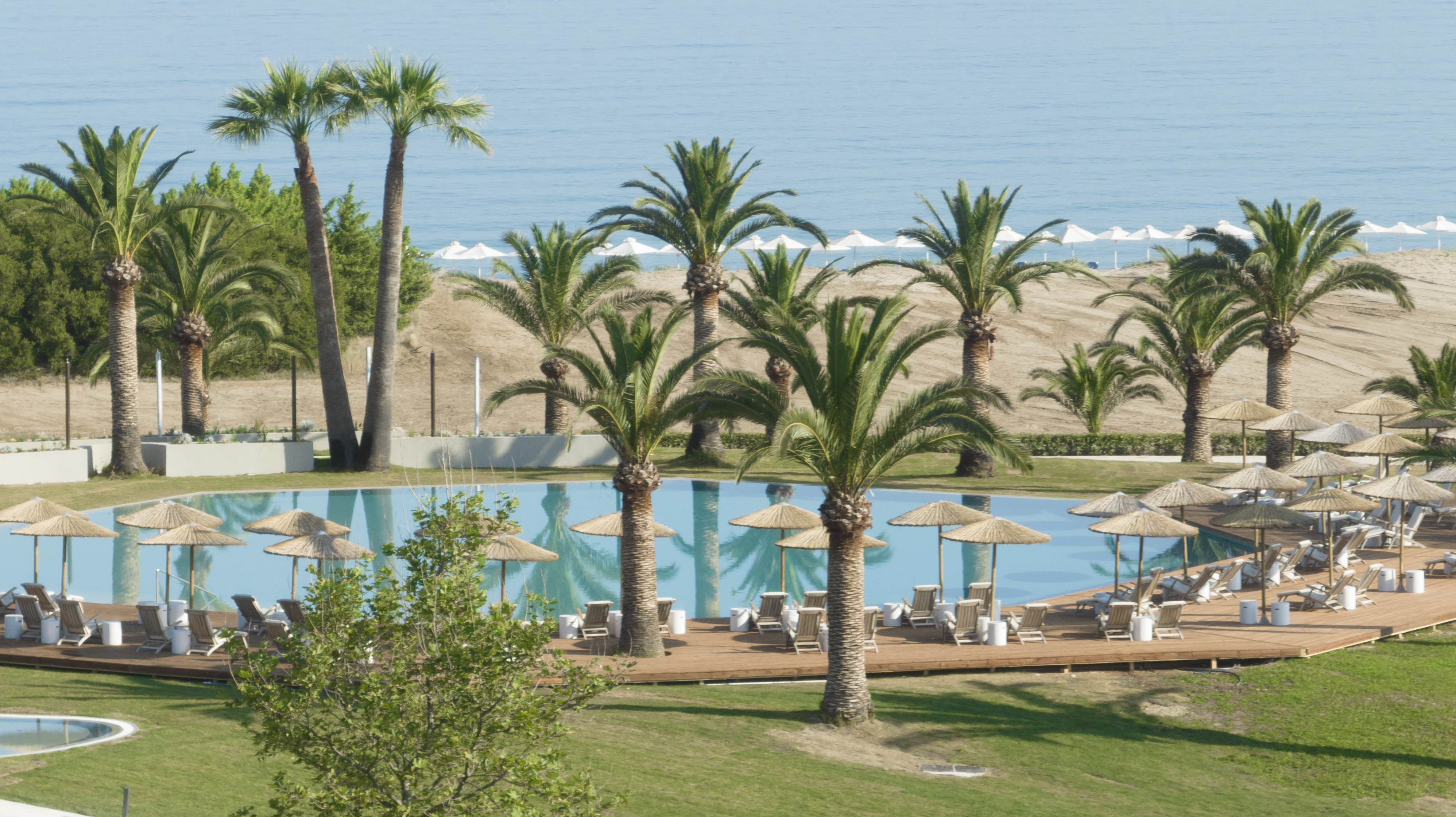 07-costa-botanica-offers-freshwater-outdoor-pool-surrounded-by-the-islands-nature