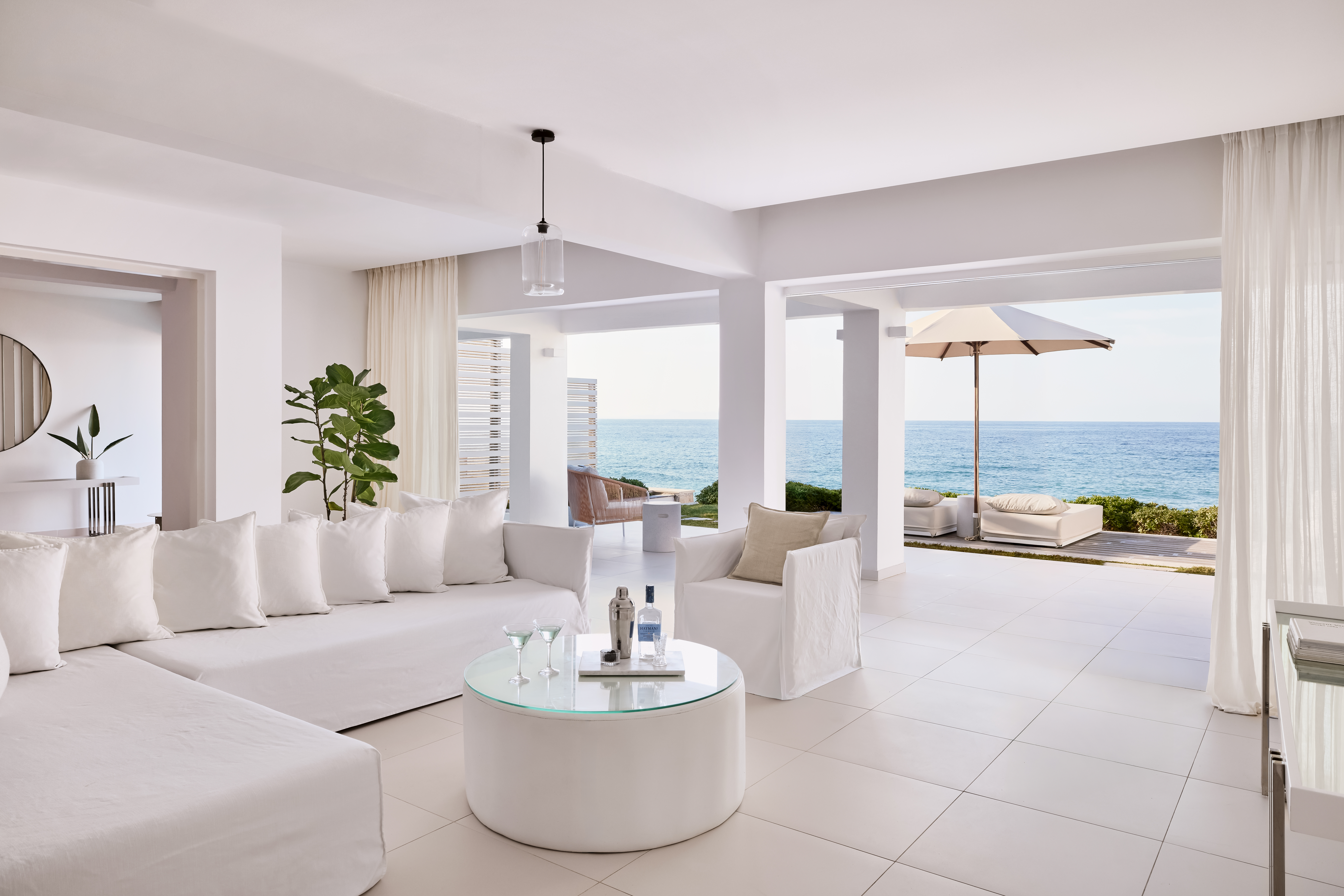 07-luxury-suite-living-room-with-unforgettable-sea-views