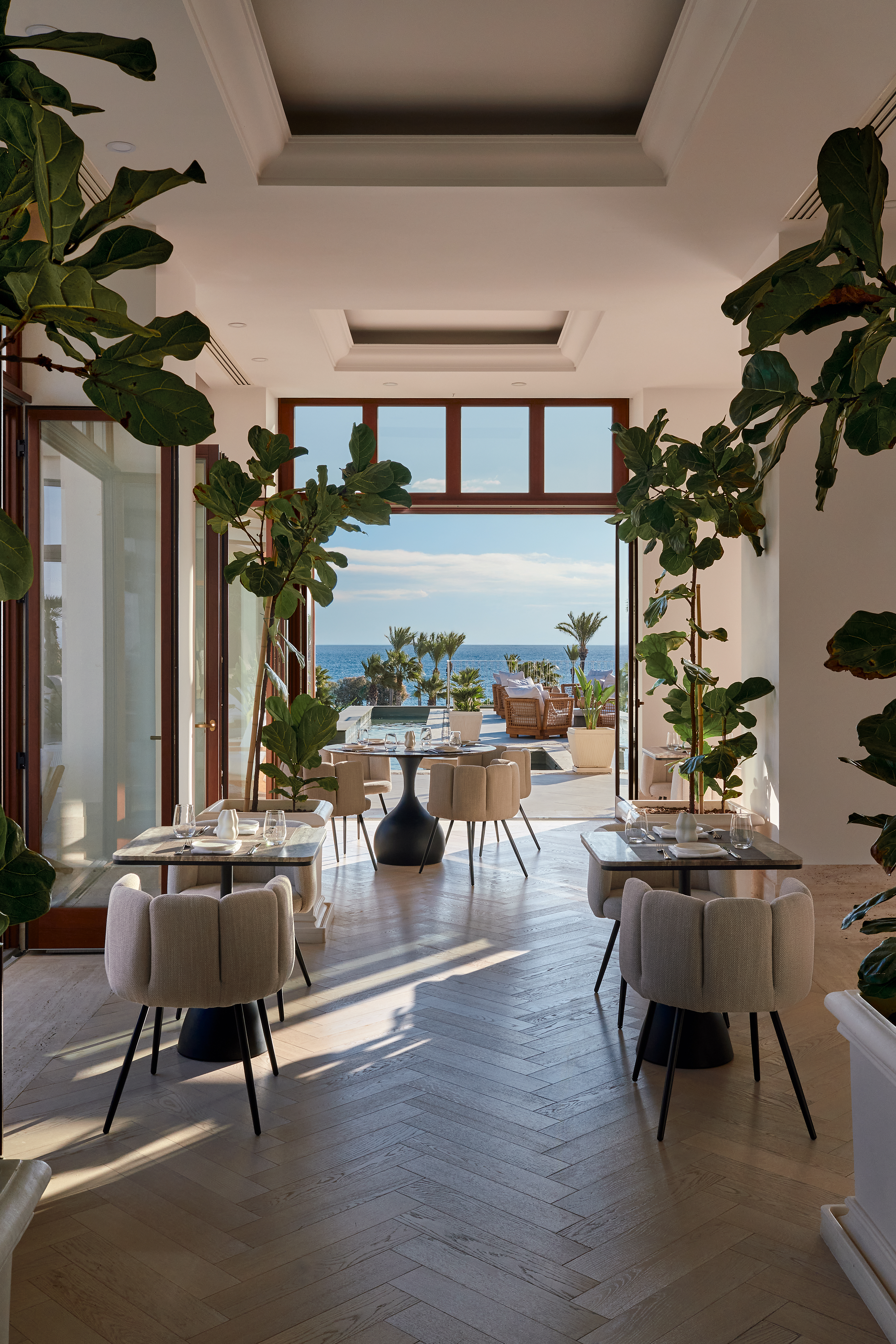 10-restaurant-unveils-stunning-vistas-over-lush-palm-groves-for-an-unforgettable-dining-experience