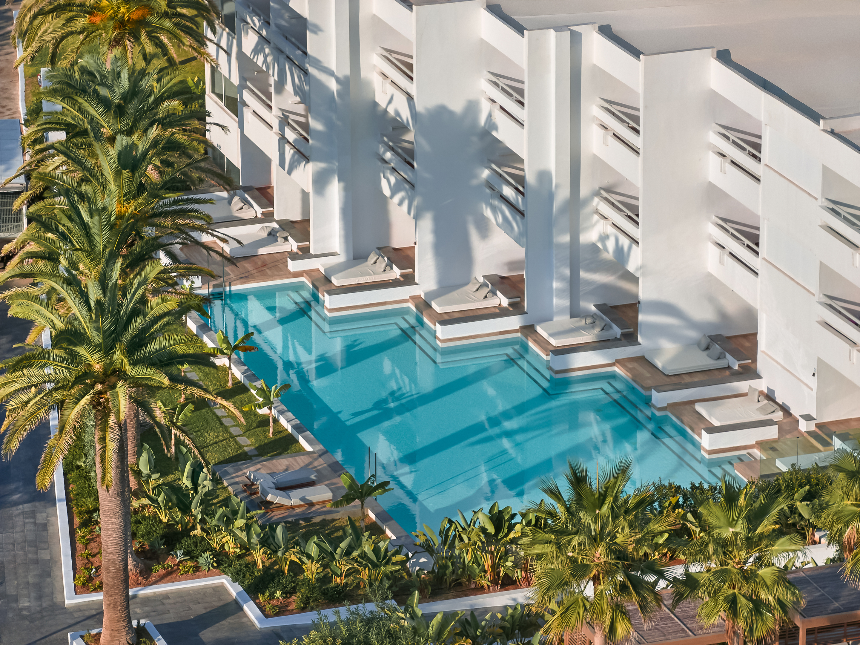 10-swim-up-white-room