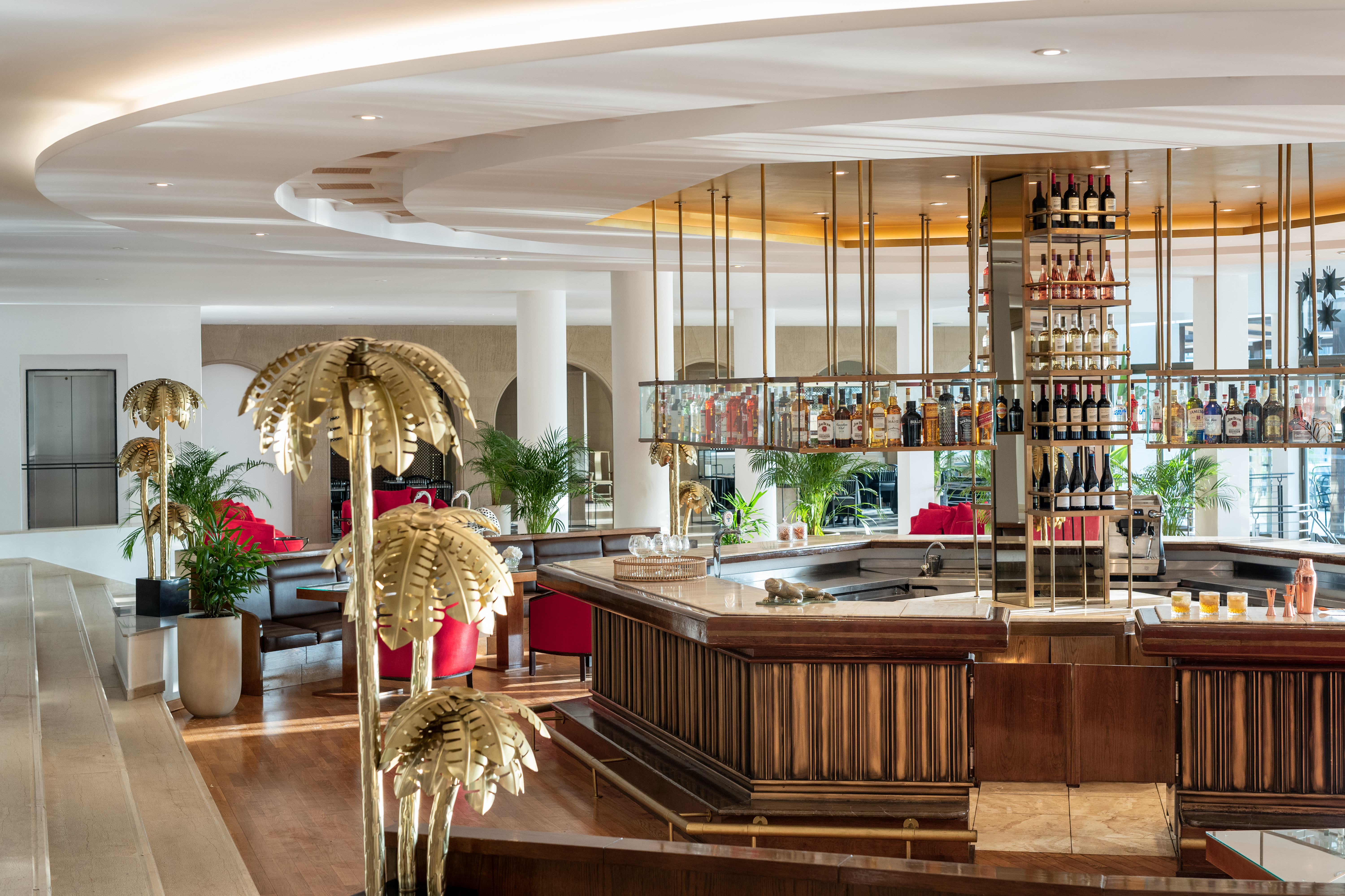 16-Dama-Dama-a-dazzling-cosmopolitan-bar-that-radiates-the-charm-and-luxury-of-the-resort