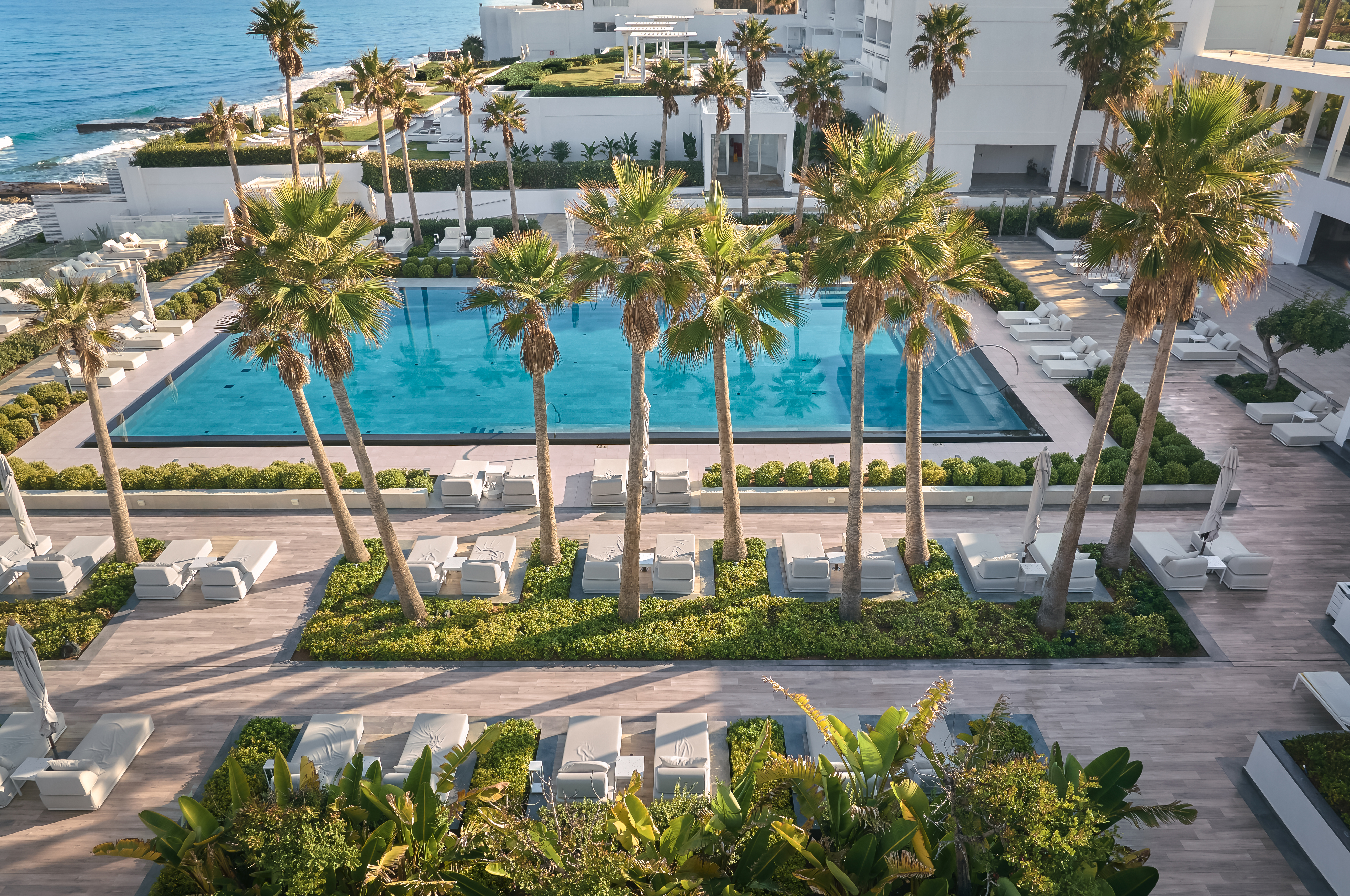 16-LUXME-WHITE-luxury-pool-enhance-the-vitality-you-exude-for-refreshing-and-revitalizing-moments