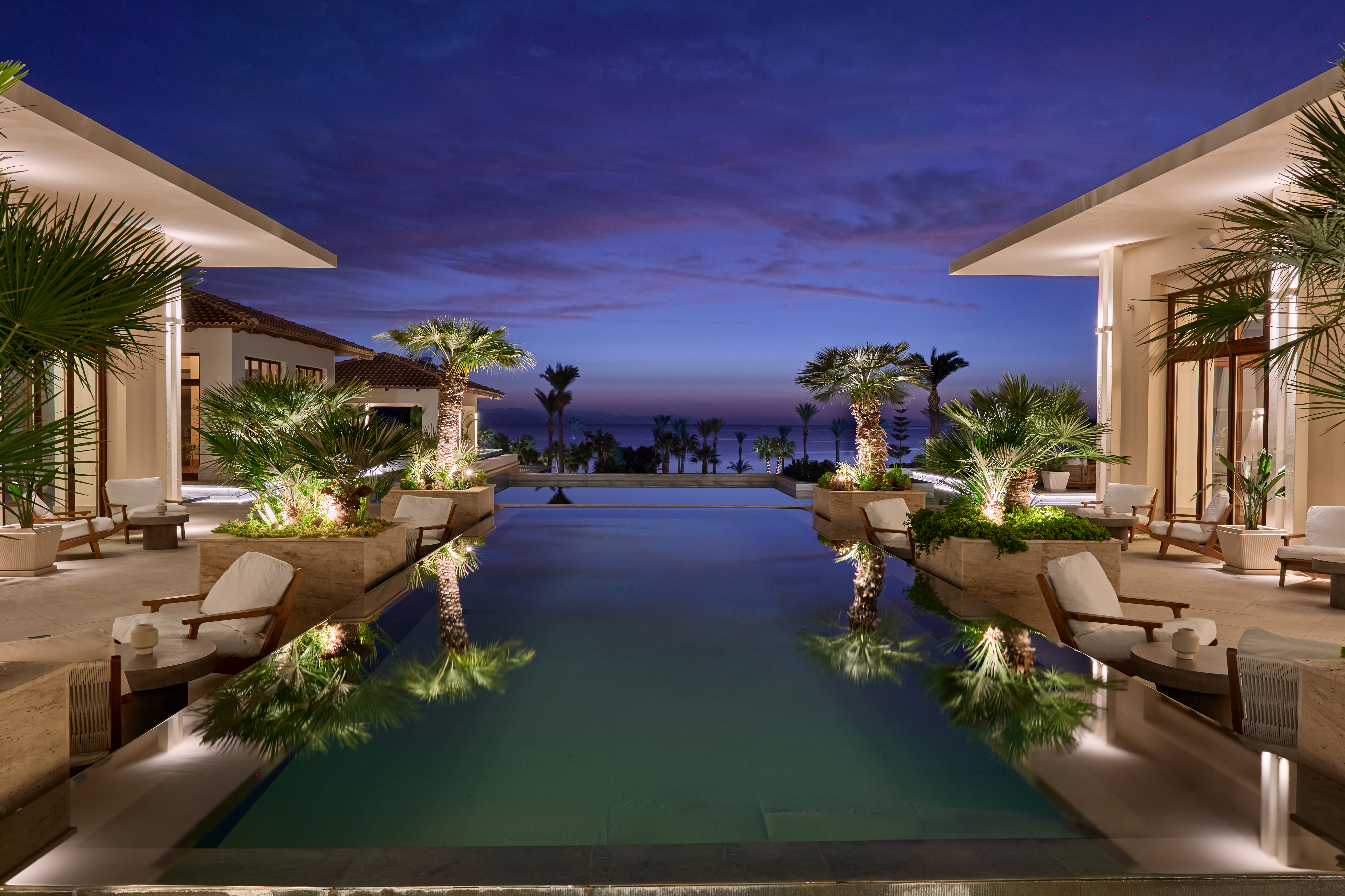 17-lobby-bar-surrounded-by-the-exotic-tropical-palm-gardens