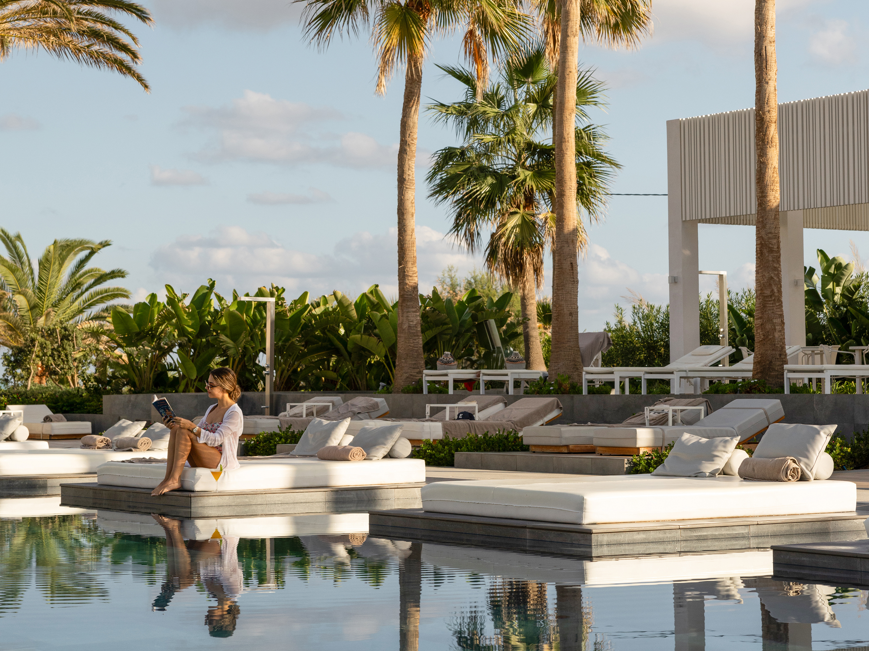 19-drink-your-coctail-by-the-pool